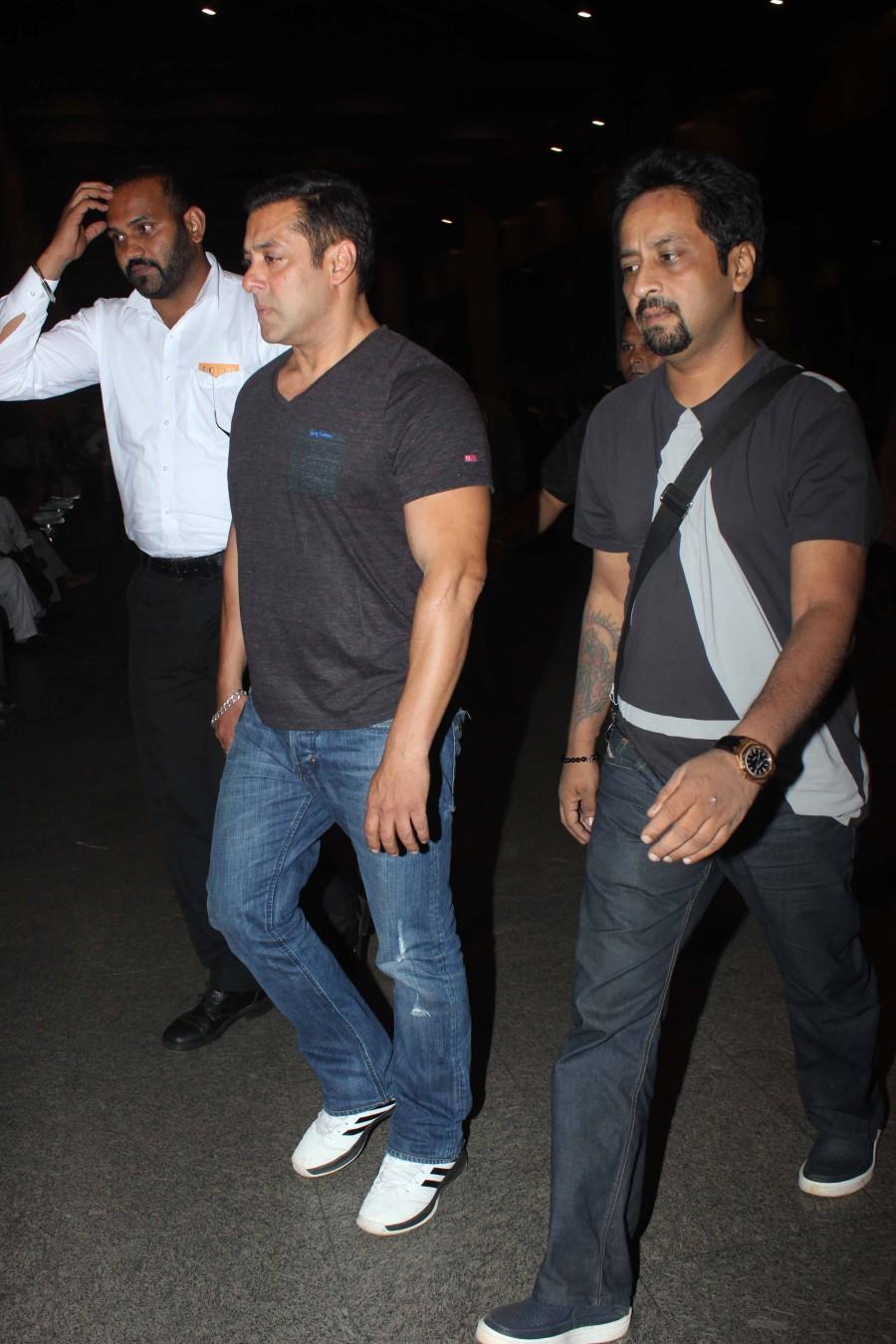 Photos of Bollywood actor Salman Khan spotted at Mumbai Airport. Salman Khan spotted at Mumbai Airport,Salman Khan at Mumbai Airport,Salman Khan,actor Salman Khan,Salman Khan Returns from Goa,Salman Khan latest pics,Salman Khan latest images,Salman Khan latest photos,Salman Khan latest stills,Salman Khan latest pictur