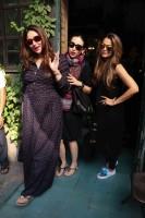 Kareena Kapoor Khan,Karisma Kapoor,Amrita,Kareena Kapoor spotted at Bandra after lunch,Karisma spotted at Bandra after lunch,Amrita spotted at Bandra after lunch