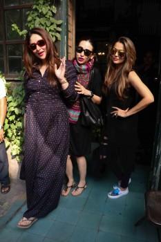 Photos of Kareena Kapoor Khan, Karisma Kapoor and Amrita spotted at bandra after lunch.