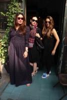 Kareena Kapoor Khan,Karisma Kapoor,Amrita,Kareena Kapoor spotted at Bandra after lunch,Karisma spotted at Bandra after lunch,Amrita spotted at Bandra after lunch
