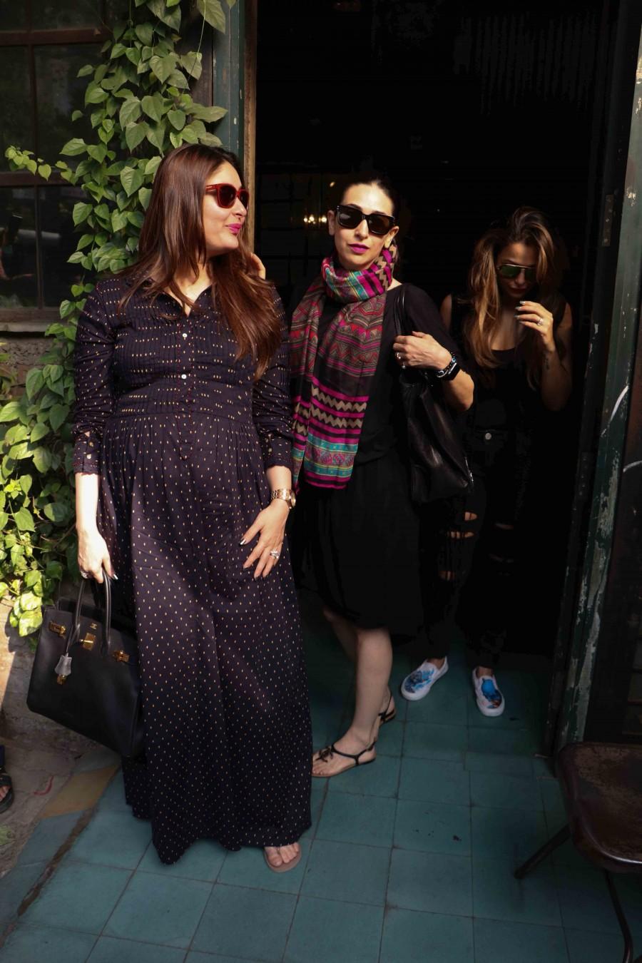 Photos of Kareena Kapoor Khan, Karisma Kapoor and Amrita spotted at bandra after lunch. Kareena Kapoor Khan,Karisma Kapoor,Amrita,Kareena Kapoor spotted at Bandra after lunch,Karisma spotted at Bandra after lunch,Amrita spotted at Bandra after lunch