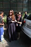 Kareena Kapoor Khan,Karisma Kapoor,Amrita,Kareena Kapoor spotted at Bandra after lunch,Karisma spotted at Bandra after lunch,Amrita spotted at Bandra after lunch