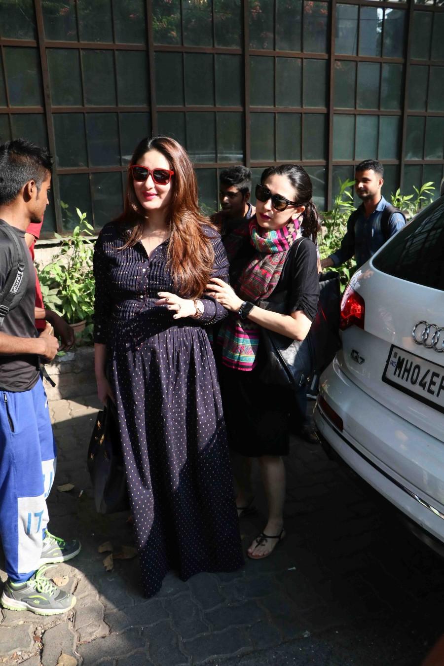 Photos of Kareena Kapoor Khan, Karisma Kapoor and Amrita spotted at bandra after lunch. Kareena Kapoor Khan,Karisma Kapoor,Amrita,Kareena Kapoor spotted at Bandra after lunch,Karisma spotted at Bandra after lunch,Amrita spotted at Bandra after lunch