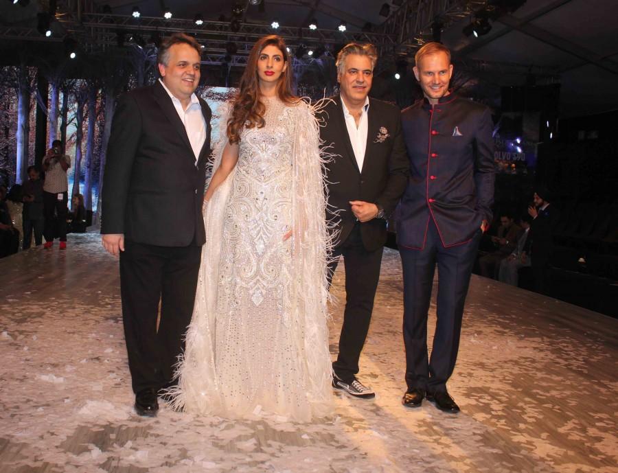 Celebs like Amitabh Bachchan, Sonali Bendre, Karan Johar, Abhishek Bachchan, Filmmaker Abhishek Kapoor, Pragya Yadav, Jaya Bachchan and others Cheer for Shweta Nanda as she Walks the Ramp. Amitabh Bachchan,Sonali Bendre,Karan Johar,Abhishek Bachchan,Filmmaker Abhishek Kapoor,Pragya Yadav,Jaya Bachchan,Shweta Nanda as she Walks the Ramp,Shweta Nanda Ramp walk,Shweta Nanda Ramp walk pics,Shweta Nanda Ramp walk images,Shweta Nanda Ramp walk ph