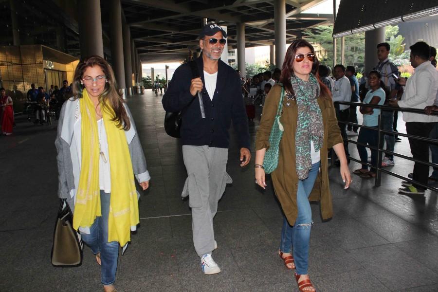 Akshay Kumar, Twinkle Khanna and Dimple Kapadia spotted at Mumbai Airport. Akshay Kumar,Twinkle Khanna,Dimple Kapadia,Alia Bhatt,Deepika Padukone,Varun Dhawan,Akshay Kumar & family return from Cape Town,Akshay Kumar & family,Akshay Kumar family,Akshay Kumar with his family