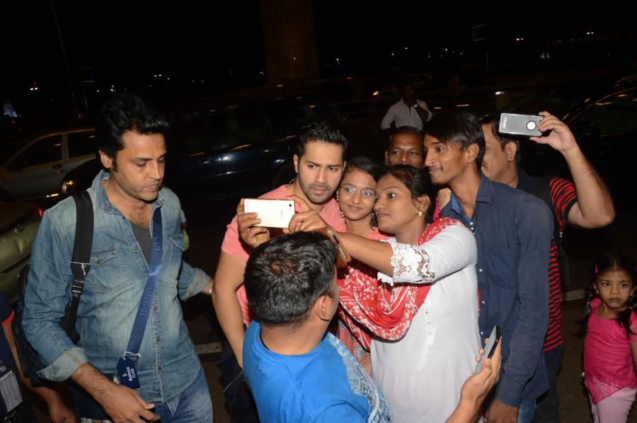Varun Dhawan spotted at Mumbai Airport. Akshay Kumar,Twinkle Khanna,Dimple Kapadia,Alia Bhatt,Deepika Padukone,Varun Dhawan,Akshay Kumar & family return from Cape Town,Akshay Kumar & family,Akshay Kumar family,Akshay Kumar with his family