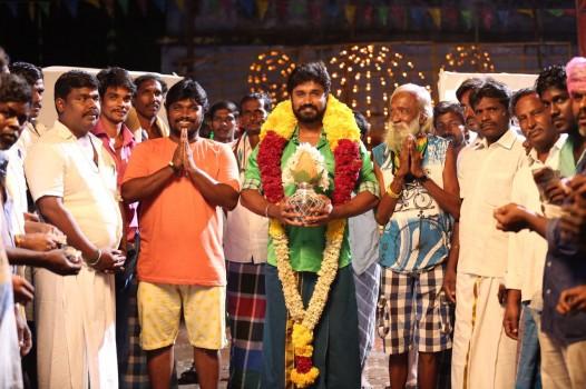 The shoot of Padhungi Paayanum Thala directed by Moses Muthupandi an erstwhile co-director of SA Chandrasekhar is taking place at full swing. Veteran actor MS Bhaskar and Vela Ramamurthy of Kidaari fame play pivotal roles in the flick. Touted to be a family-entertainer set against a rural backdrop, the movie is said to be a complete fun-ride which will cater to audience across centers.