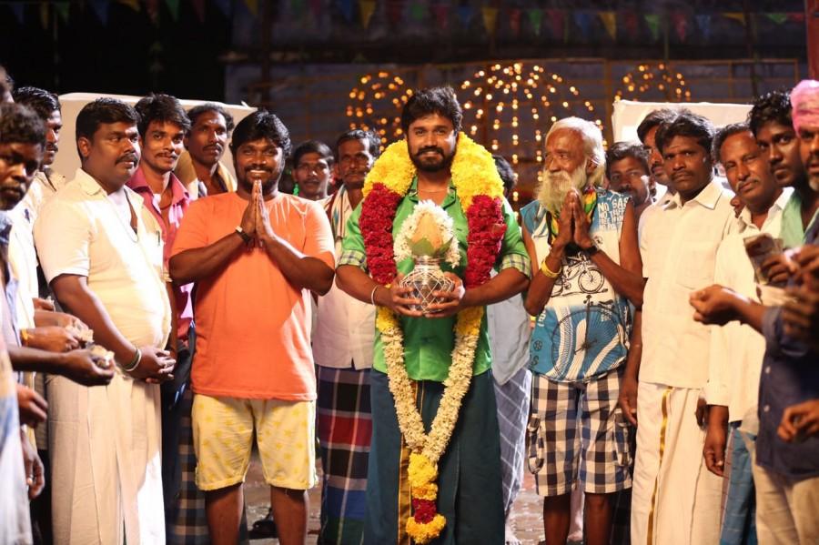 The shoot of Padhungi Paayanum Thala directed by Moses Muthupandi an erstwhile co-director of SA Chandrasekhar is taking place at full swing. Veteran actor MS Bhaskar and Vela Ramamurthy of Kidaari fame play pivotal roles in the flick. Touted to be a family-entertainer set against a rural backdrop, the movie is said to be a complete fun-ride which will cater to audience across centers. Padhungi Paayanum,Padhungi Paayanum on the sets,Padhungi Paayanum working stills,SA Chandrasekhar,Moses Muthupandi,MS Bhaskar,Vela Ramamurthy