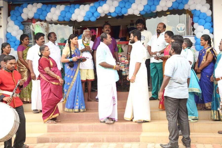 Michael Thangadurai of Nalanum Nandhiniyum and Burma fame plays the lead role. Vallavan will compose the music for this flick, which is said to have four fun numbers. Produced by Ameena Hussain, the movie is slated for a January 2017 release. Padhungi Paayanum,Padhungi Paayanum on the sets,Padhungi Paayanum working stills,SA Chandrasekhar,Moses Muthupandi,MS Bhaskar,Vela Ramamurthy