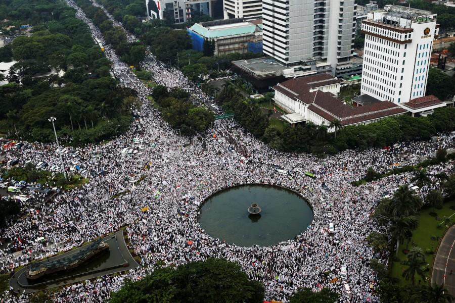An aerial view shows members of hardline Muslim groups attending a protest against Jakarta's incumbent governor. The protesters, led by a group called the Islamic Defenders Front, chanted "God is greatest" and waved placards calling for Purnama, popularly known as Ahok, to be jailed for blasphemy. Hardline Muslims,massive rally in Indonesia,Muslim protesters,hardline Muslim protesters rally,hardline Muslim protesters,Koran,Islam Love Peace