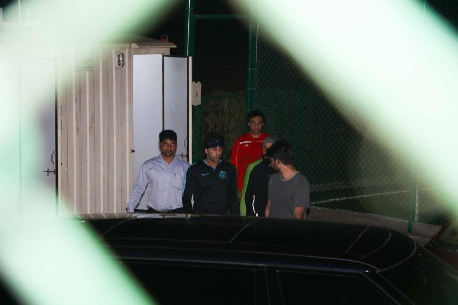 Bollywood actor Ranbir Kapoor spotted at football ground at Bandra. Ranbir Kapoor and Lara Dutta,Ranbir Kapoor,Lara Dutta,Ranbir Kapoor spotted at football ground,Lara Dutta spotted at football ground,Ranbir Kapoor latest pics,Ranbir Kapoor latest images,Ranbir Kapoor latest photos,Ranbir Kapoor latest stills,Ranbir Kapoo
