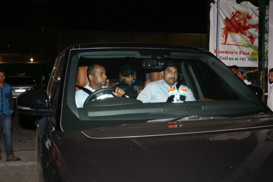 Bollywood actor Ranbir Kapoor spotted at football ground at Bandra. Ranbir Kapoor and Lara Dutta,Ranbir Kapoor,Lara Dutta,Ranbir Kapoor spotted at football ground,Lara Dutta spotted at football ground,Ranbir Kapoor latest pics,Ranbir Kapoor latest images,Ranbir Kapoor latest photos,Ranbir Kapoor latest stills,Ranbir Kapoo