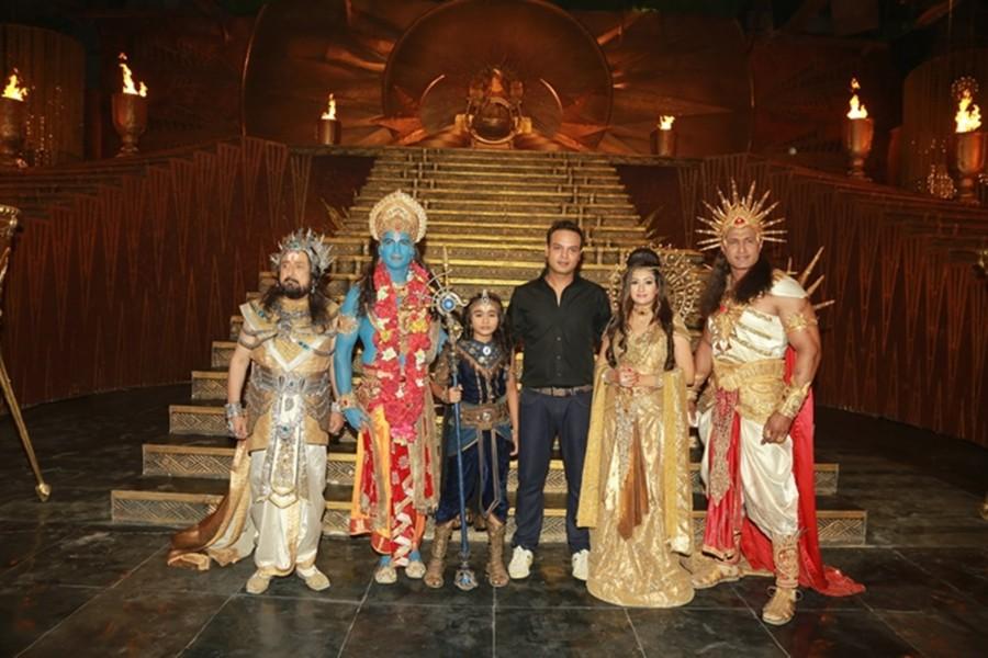 Karmaphal Data Shani cast members Salil Ankola, Juhi Parmar, debutant- Karthikeya Malviye, Diwakar Pundir, Gufi Paintal along with show creator Siddharth Kumar Tewary (Founder Swastik Productions). 'Karmaphal Data Shani' will air from 7th Nov 2016, Monday - Friday, at 9:00 pm only on COLORS. Karmaphal Data Shani,Karmaphal Data Shani on the sets,Salil Ankola,Juhi Parmar,debutant- Karthikeya Malviye,Diwakar Pundir,Gufi Paintal,Siddharth Kumar Tewary
