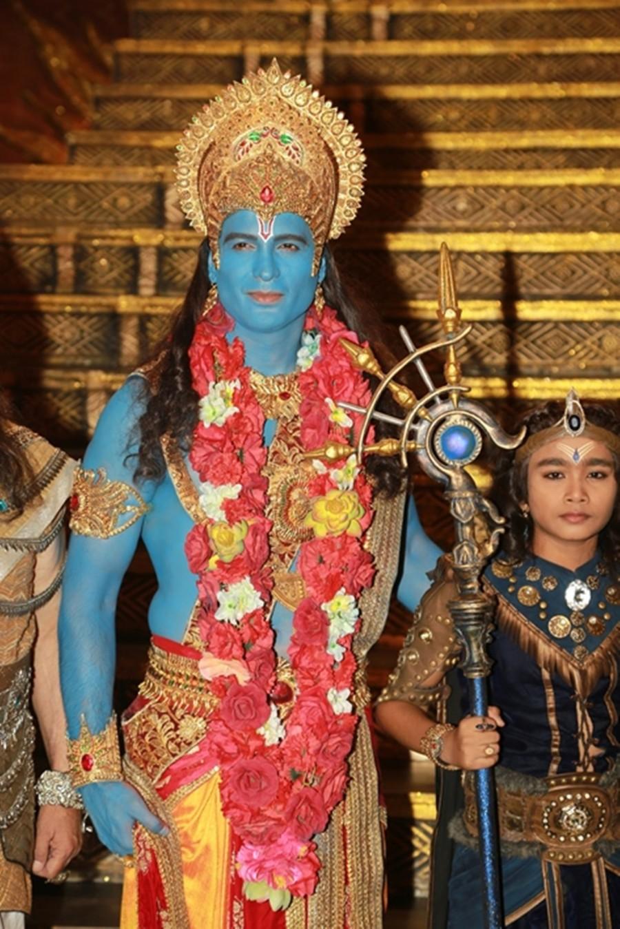 Diwakar Pundir as Lord Vishnu in Karmaphal Data Shani. Karmaphal Data Shani,Karmaphal Data Shani on the sets,Salil Ankola,Juhi Parmar,debutant- Karthikeya Malviye,Diwakar Pundir,Gufi Paintal,Siddharth Kumar Tewary