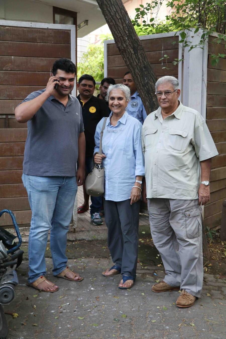 Photos of Siddharth Roy Kapur with family snapped during house hunt in Bandra. Siddharth Roy Kapur,Siddharth Roy Kapur with Family,Siddharth Roy Kapur with family at Bandra,Siddharth Roy Kapur pics,Siddharth Roy Kapur images,Siddharth Roy Kapur photos,Siddharth Roy Kapur stills