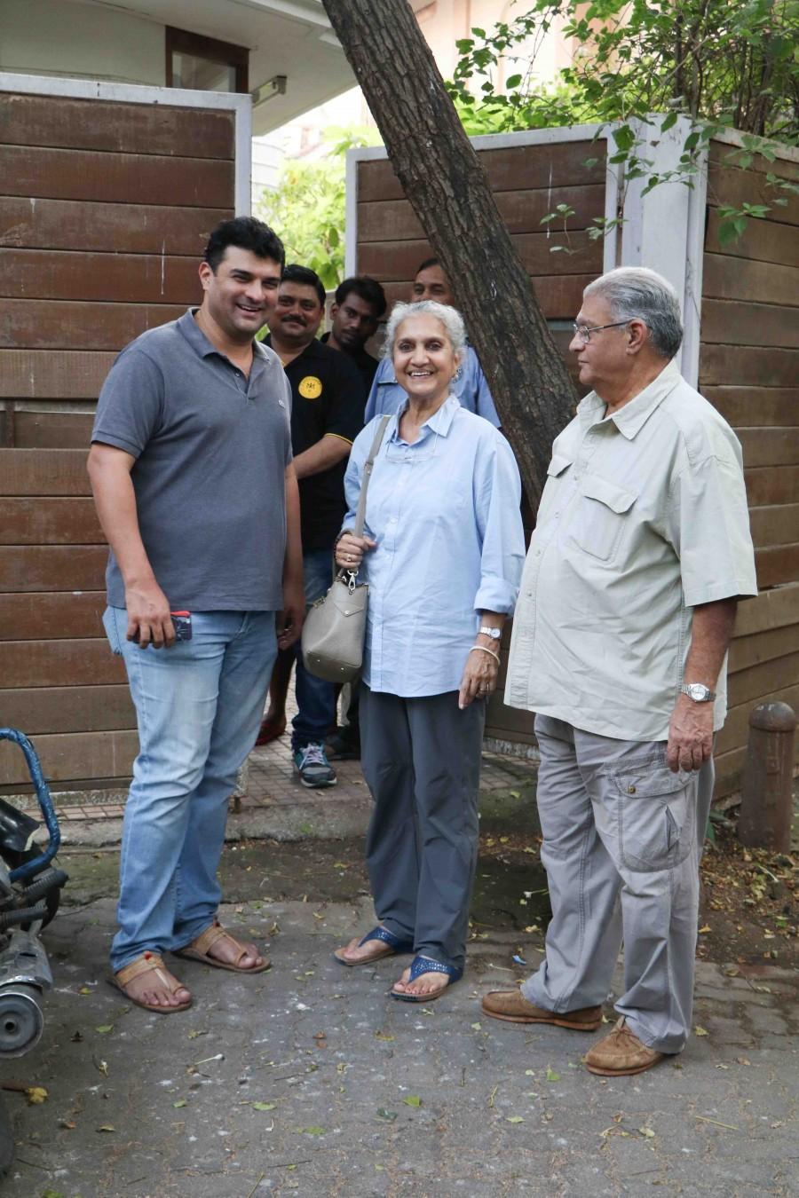 Photos of Siddharth Roy Kapur with family snapped during house hunt in Bandra. Siddharth Roy Kapur,Siddharth Roy Kapur with Family,Siddharth Roy Kapur with family at Bandra,Siddharth Roy Kapur pics,Siddharth Roy Kapur images,Siddharth Roy Kapur photos,Siddharth Roy Kapur stills