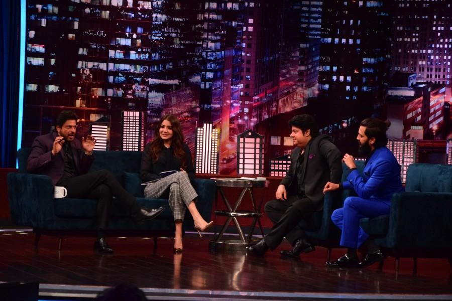 There was an explosion of fun and entertainment, ripples of laughter, witty one liners and some charming moments with the fans as the two best friends friends– Superstar Shah Rukh Khan and Anushka Sharma brought the house down with hosts Riteish Deshmukh and Sajid Khan on ZEE TV's Vivo Smartphone presents Yaaron Ki Baraat co-powered by Amazon.in and Brooke Bond Red Label. King Khan and Anushka Sharma,Shah Rukh Khan,Anushka Sharma,ZEE TV's Yaaron Ki Baraat,Yaaron Ki Baraat,King Khan,Riteish Deshmukh,Sajid Khan