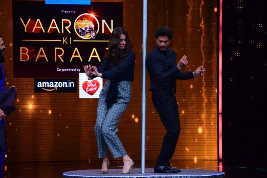 Pole Dancing by the superstar and his best friend Anushka. King Khan and Anushka Sharma,Shah Rukh Khan,Anushka Sharma,ZEE TV's Yaaron Ki Baraat,Yaaron Ki Baraat,King Khan,Riteish Deshmukh,Sajid Khan