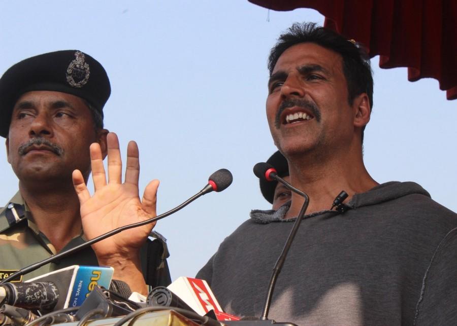 Bollywood Actor Akshay Kumar visits Jammu BSF camp to pay tribute to martyrs and to appreciate jawans for protecting boundaries of India on Nov 8, 2016. Akshay Kumar,Akshay Kumar visits Jammu BSF camp,Jammu BSF camp,jawans,Akshay Kumar visits BSF camp, say jawans real heroes,BSF camp