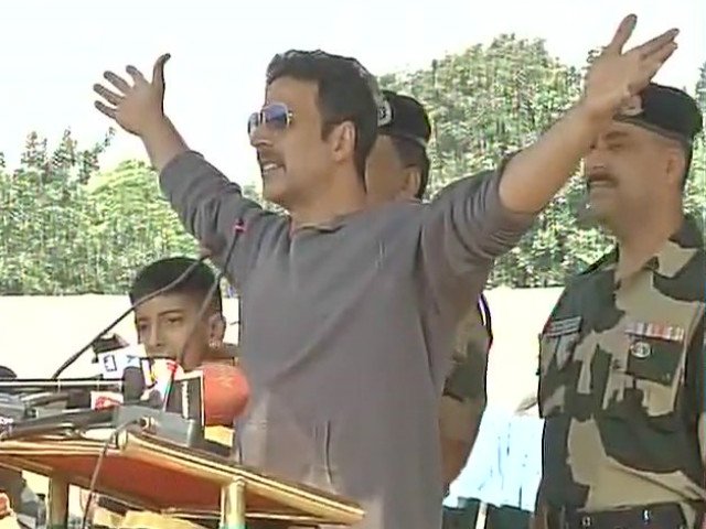 Bollywood Actor Akshay Kumar visits Jammu BSF camp to pay tribute to martyrs and to appreciate jawans for protecting boundaries of India on Nov 8, 2016. Akshay Kumar,Akshay Kumar visits Jammu BSF camp,Jammu BSF camp,jawans,Akshay Kumar visits BSF camp, say jawans real heroes,BSF camp