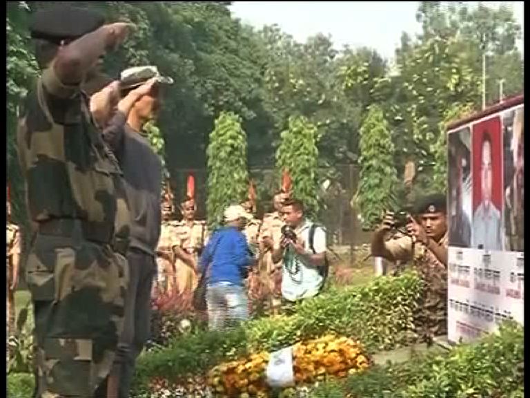 Bollywood Actor Akshay Kumar visits Jammu BSF camp to pay tribute to martyrs and to appreciate jawans for protecting boundaries of India on Nov 8, 2016. Akshay Kumar,Akshay Kumar visits Jammu BSF camp,Jammu BSF camp,jawans,Akshay Kumar visits BSF camp, say jawans real heroes,BSF camp