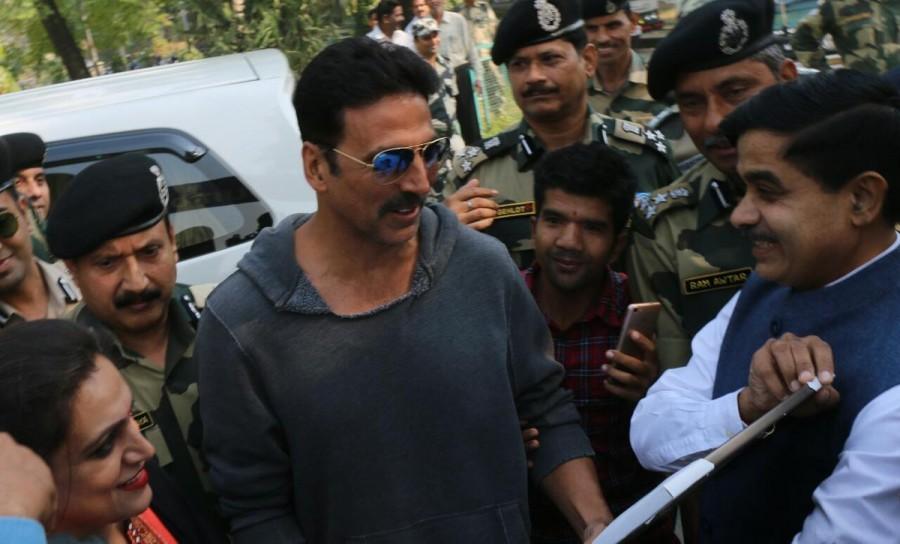 Bollywood Actor Akshay Kumar visits Jammu BSF camp to pay tribute to martyrs and to appreciate jawans for protecting boundaries of India on Nov 8, 2016. Akshay Kumar,Akshay Kumar visits Jammu BSF camp,Jammu BSF camp,jawans,Akshay Kumar visits BSF camp, say jawans real heroes,BSF camp