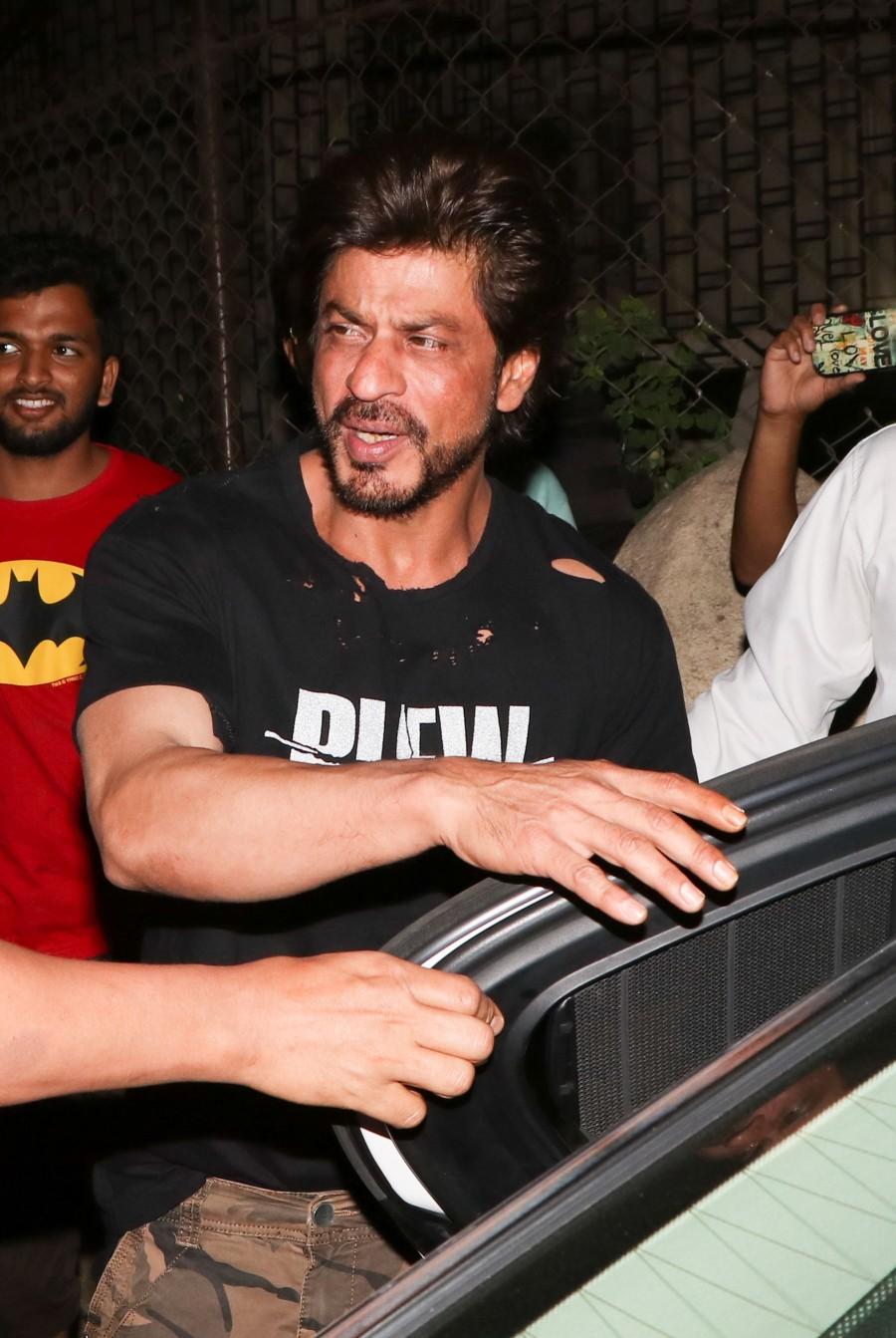 Photos of Bollywood actor Shah Rukh Khan spotted at Bandra. Shah Rukh Khan,actor Shah Rukh Khan,Shah Rukh Khan spotted at Bandra,Shah Rukh Khan at Bandra,Shah Rukh Khan latest pics,Shah Rukh Khan latest images,Shah Rukh Khan latest photos,Shah Rukh Khan latest stills,Shah Rukh Khan latest pictures