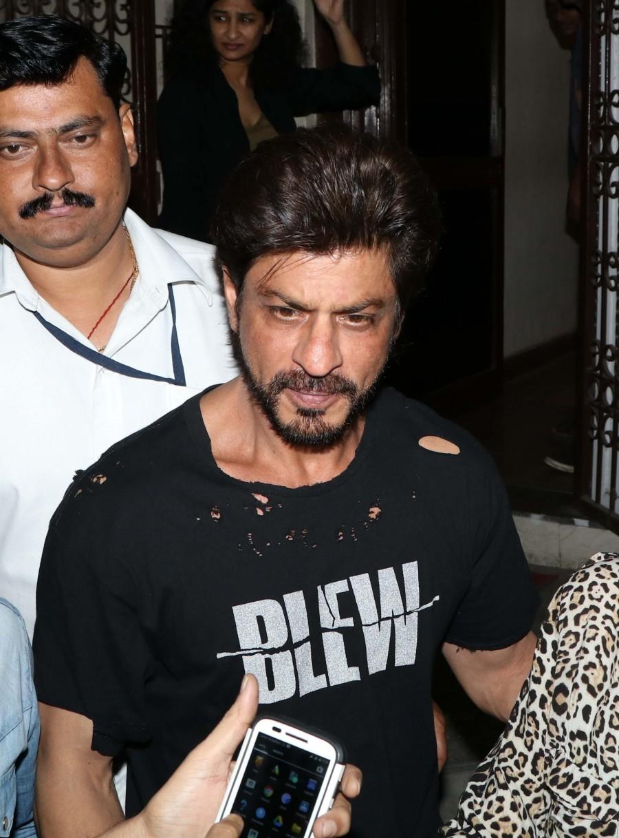 Photos of Bollywood actor Shah Rukh Khan spotted at Bandra. Shah Rukh Khan,actor Shah Rukh Khan,Shah Rukh Khan spotted at Bandra,Shah Rukh Khan at Bandra,Shah Rukh Khan latest pics,Shah Rukh Khan latest images,Shah Rukh Khan latest photos,Shah Rukh Khan latest stills,Shah Rukh Khan latest pictures