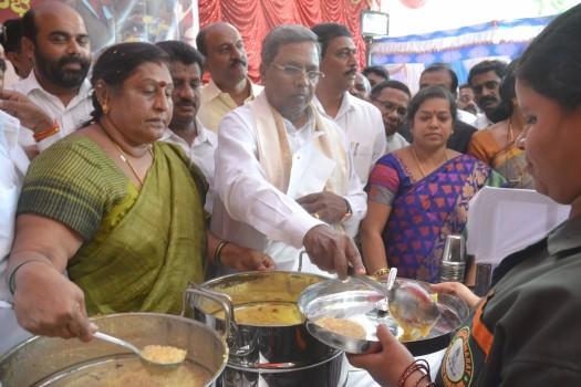 Photos of Karnataka Chief Minister Siddaramaiah and Bengaluru Mayor G Padmavathi serve midday meals to BBMP (Bruhat Bengaluru Mahanagara Palike) workers in Bengaluru on Nov. 8, 2016.