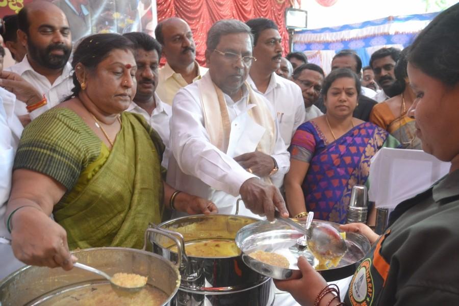 Photos of Karnataka Chief Minister Siddaramaiah and Bengaluru Mayor G Padmavathi serve midday meals to BBMP (Bruhat Bengaluru Mahanagara Palike) workers in Bengaluru on Nov. 8, 2016. CM Siddaramaiah,Chief Minister Siddaramaiah,Karnataka Chief Minister Siddaramaiah,G Padmavathi,midday meals,BBMP workers,BBMP,Bruhat Bengaluru Mahanagara Palike