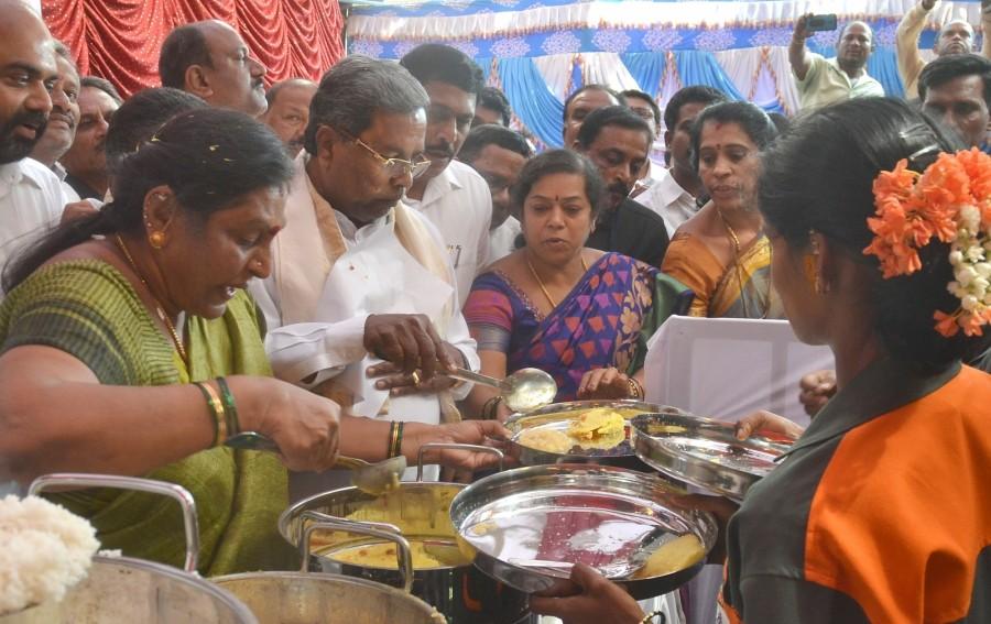 Photos of Karnataka Chief Minister Siddaramaiah and Bengaluru Mayor G Padmavathi serve midday meals to BBMP (Bruhat Bengaluru Mahanagara Palike) workers in Bengaluru on Nov. 8, 2016. CM Siddaramaiah,Chief Minister Siddaramaiah,Karnataka Chief Minister Siddaramaiah,G Padmavathi,midday meals,BBMP workers,BBMP,Bruhat Bengaluru Mahanagara Palike