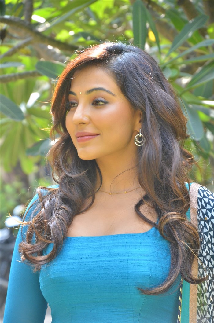 Tamil movie Enkitta Mothathe audio launch event held at Chennai. Celebs like Natarajan Subramaniam, Parvathy Nair, Rajaji, Sanchita Shetty, Muruganandham, Vijay Murugan, Saravanan Muniappan, Vetrivel Raja, Natarajan Sankaran, Ramu Chellappa and others graced the event. Enkitta Mothathe audio launch,Enkitta Mothathe,Natarajan Subramaniam,Parvathy Nair,Sanchita Shetty,Muruganandham,Vijay Murugan,Saravanan Muniappan,Enkitta Mothathe audio launch pics,Enkitta Mothathe audio launch images,Enkitta Mothathe audio launch photos