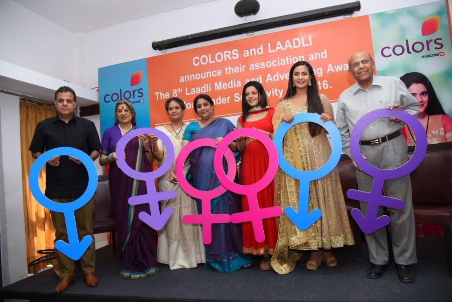 From L- Raj Nayak (COLORS), Dolly Thakore (Ambasador Laadli), Dr AL Sharada (Population First), Anuja Gulati (UNFPA), Jigyasa Singh, Meera Deosthale and Mr. Sista (Population First). Laadli,Laadli Media,Gender Sensitivity,COLORS,Advertising Awards,Jigyasa Singh,Meera Deosthale