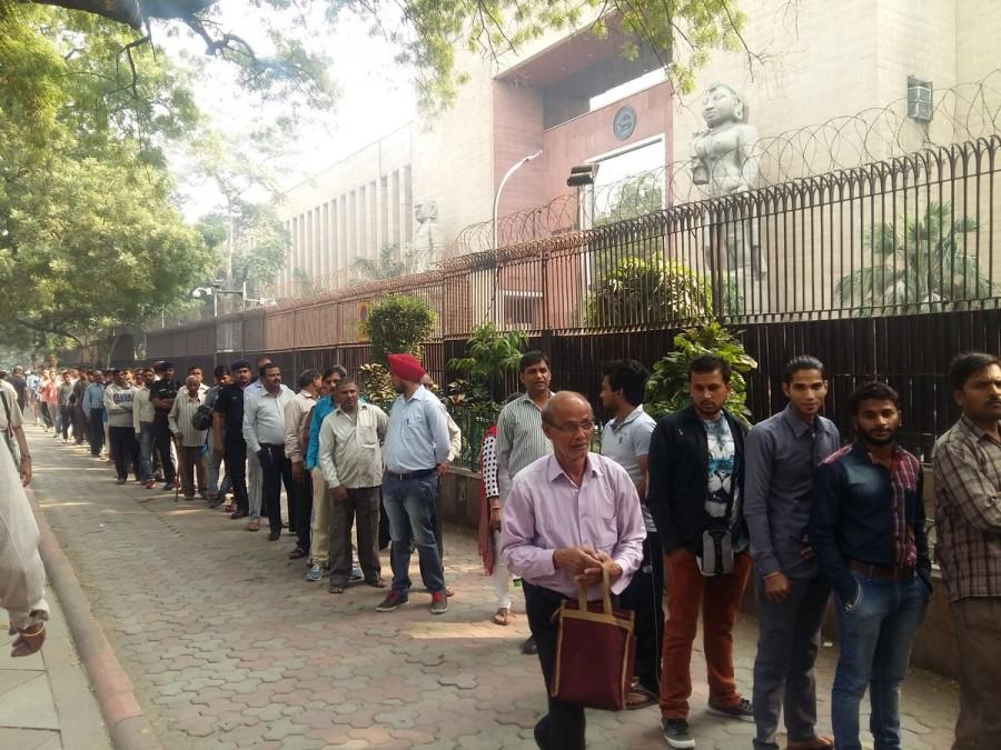 Though it was announced that the banks will open at 8 a.m., the transactions started only at 9 a.m. While some banks like ICICI opened the doors for public at 9 a.m., many public sector banks had not opened even at 10 a.m. Rs 500, Rs 1000 exchange,Note exchange,Long queues seen outside banks,Long queues seen outside ATMs,Rs 500 and Rs 1,000,currency notes