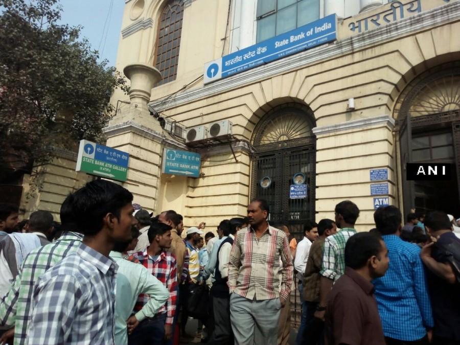 The customers received the new note with curiosity but the problems remained in the market with severe shortage of change since Wednesday. Rs 500, Rs 1000 exchange,Note exchange,Long queues seen outside banks,Long queues seen outside ATMs,Rs 500 and Rs 1,000,currency notes