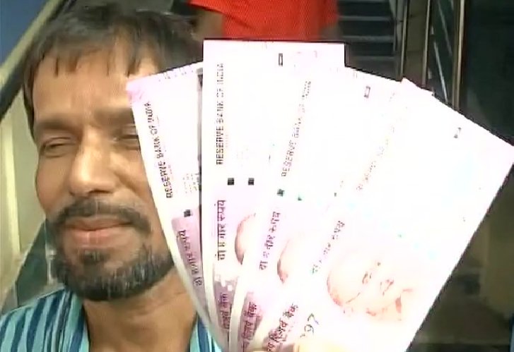 The new notes are here! Selfies with new Rs 500 and Rs 2000 are going viral in social media. RS 2000,RS 500,New RS 2000,Selfie with RS 2000,Selfie with RS 500,Rs 500 and Rs 2000,Selfie,Selfie with new currency