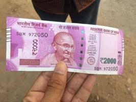 RS 2000,RS 500,New RS 2000,Selfie with RS 2000,Selfie with RS 500,Rs 500 and Rs 2000,Selfie,Selfie with new currency