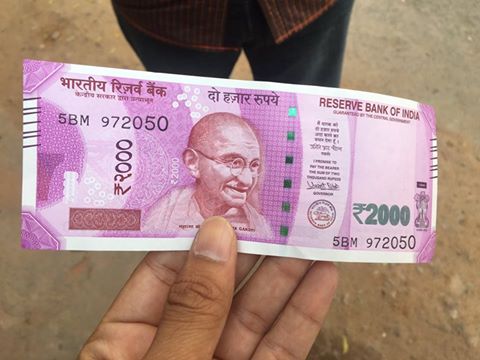 The new notes are here! Selfies with new Rs 500 and Rs 2000 are going viral in social media. RS 2000,RS 500,New RS 2000,Selfie with RS 2000,Selfie with RS 500,Rs 500 and Rs 2000,Selfie,Selfie with new currency