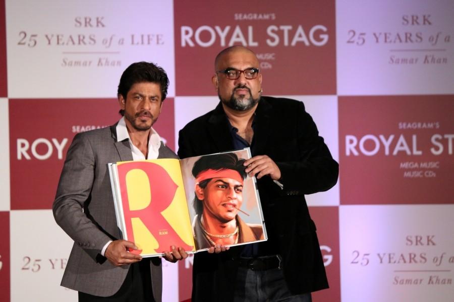 Photos of Bollywood actor Superstar Shah Rukh Khan during launch of biography "25 years of a Life" by film director Samar Khan in Mumbai on Nov. 9, 2016. Shah Rukh Khan,actor Shah Rukh Khan,SRK,25 years of a Life,25 years of a Life book launch,Samar Khan,Shah Rukh Khan latest pics,Shah Rukh Khan latest images,Shah Rukh Khan latest photos,Shah Rukh Khan latest stills,Shah Rukh Khan latest pictures