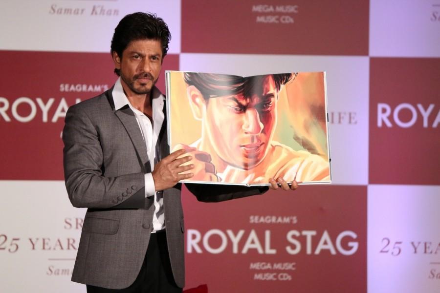 Photos of Bollywood actor Superstar Shah Rukh Khan during launch of biography "25 years of a Life" by film director Samar Khan in Mumbai on Nov. 9, 2016. Shah Rukh Khan,actor Shah Rukh Khan,SRK,25 years of a Life,25 years of a Life book launch,Samar Khan,Shah Rukh Khan latest pics,Shah Rukh Khan latest images,Shah Rukh Khan latest photos,Shah Rukh Khan latest stills,Shah Rukh Khan latest pictures