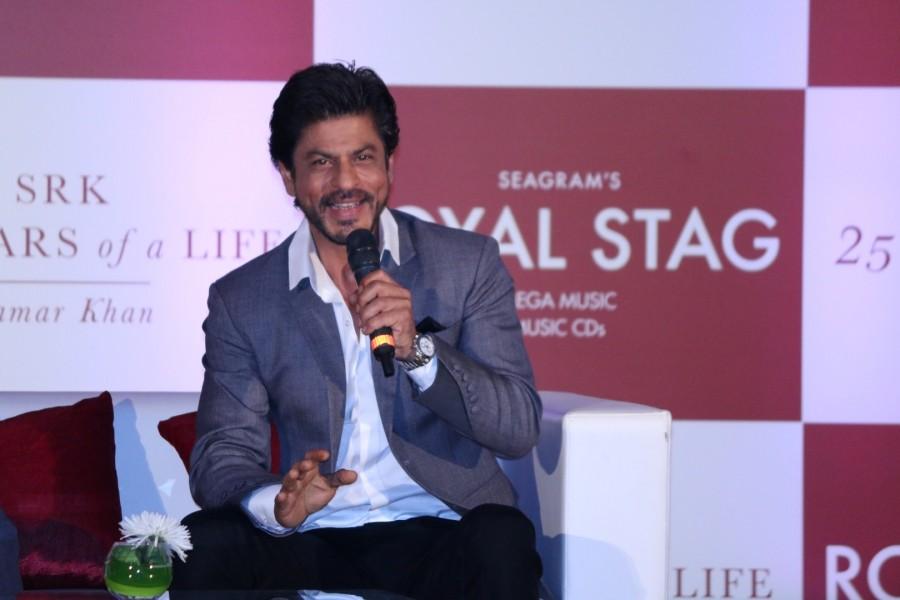 Photos of Bollywood actor Superstar Shah Rukh Khan during launch of biography "25 years of a Life" by film director Samar Khan in Mumbai on Nov. 9, 2016. Shah Rukh Khan,actor Shah Rukh Khan,SRK,25 years of a Life,25 years of a Life book launch,Samar Khan,Shah Rukh Khan latest pics,Shah Rukh Khan latest images,Shah Rukh Khan latest photos,Shah Rukh Khan latest stills,Shah Rukh Khan latest pictures