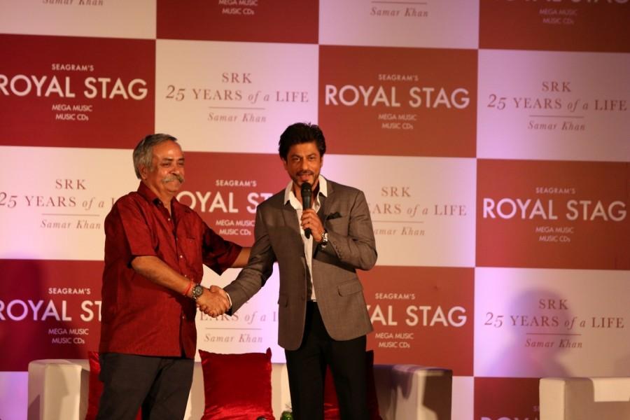 Photos of Bollywood actor Superstar Shah Rukh Khan during launch of biography "25 years of a Life" by film director Samar Khan in Mumbai on Nov. 9, 2016. Shah Rukh Khan,actor Shah Rukh Khan,SRK,25 years of a Life,25 years of a Life book launch,Samar Khan,Shah Rukh Khan latest pics,Shah Rukh Khan latest images,Shah Rukh Khan latest photos,Shah Rukh Khan latest stills,Shah Rukh Khan latest pictures