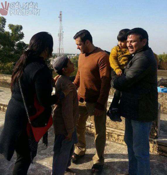 Salman Khan on-the-sets of 'Bajrangi Bhaijaan' Bajrangi Bhaijaan,Salman Khan,Kareena Kapoor Khan,kabir khan,on the sets