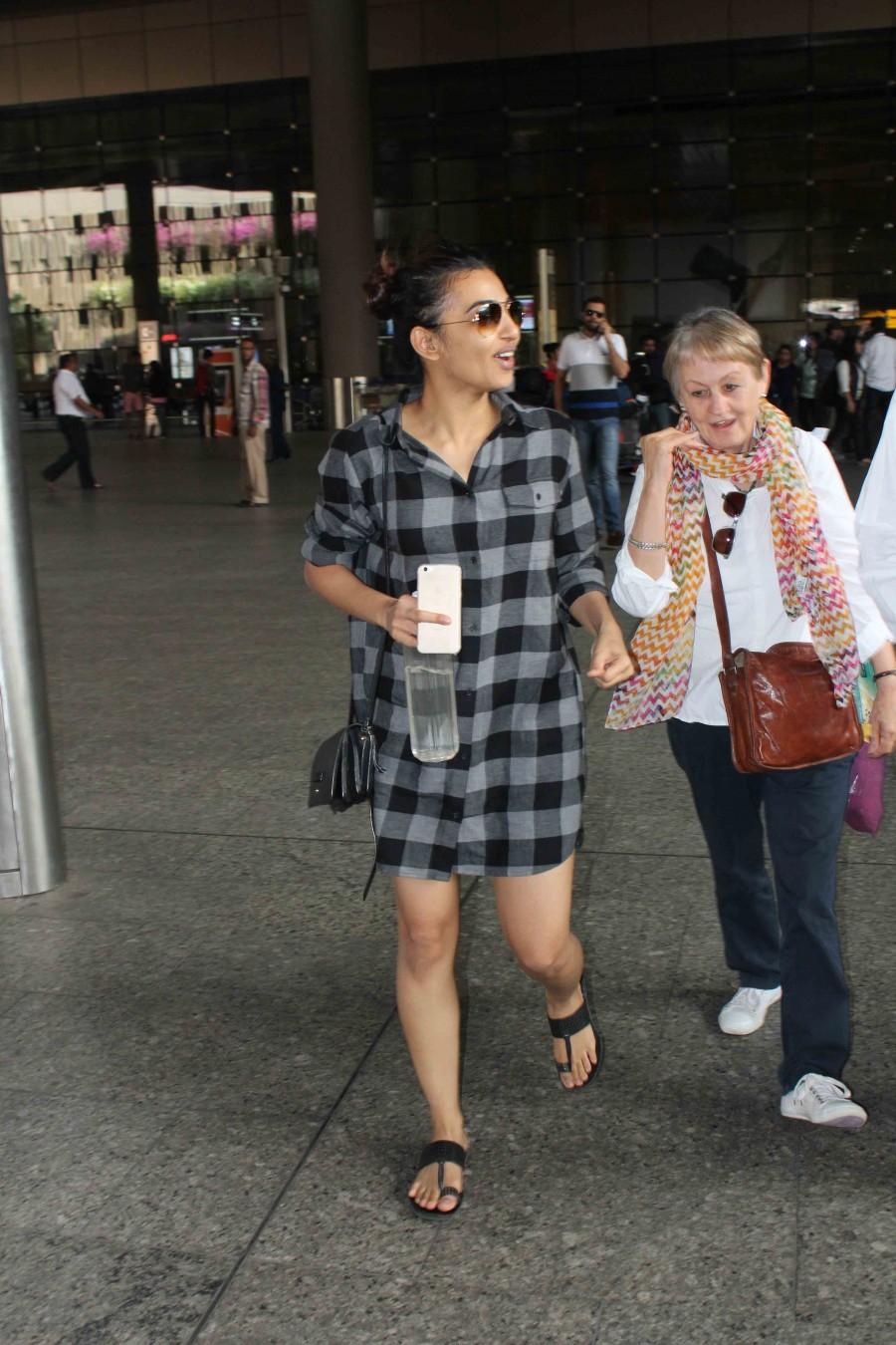 Radhika Apte spotted at Mumbai Airport. Shah Rukh Khan,Aishwarya Rai,Sanjay Dutt,Kajol,Radhika Apte,Shah Rukh Khan at Mumbai Airport,Aishwarya Rai at Mumbai Airport,Sanjay Dutt at Mumbai Airport,Radhika Apte at Mumbai Airport,Kajol at Mumbai Airport