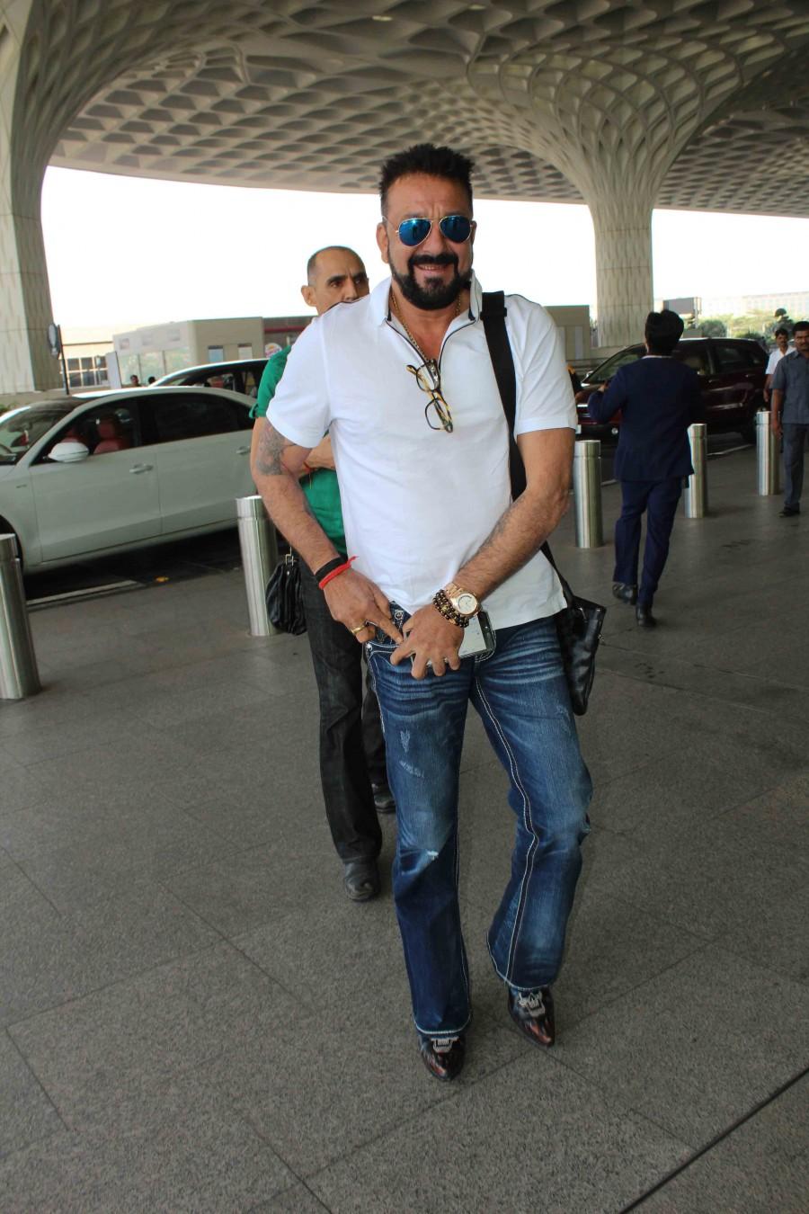 Sanjay Dutt spotted at Mumbai Airport. Shah Rukh Khan,Aishwarya Rai,Sanjay Dutt,Kajol,Radhika Apte,Shah Rukh Khan at Mumbai Airport,Aishwarya Rai at Mumbai Airport,Sanjay Dutt at Mumbai Airport,Radhika Apte at Mumbai Airport,Kajol at Mumbai Airport