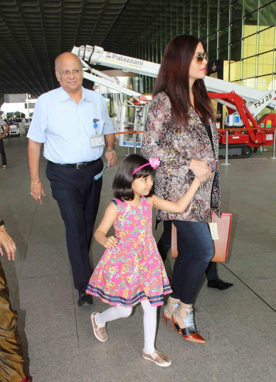 Aishwarya Rai spotted at Mumbai Airport. Shah Rukh Khan,Aishwarya Rai,Sanjay Dutt,Kajol,Radhika Apte,Shah Rukh Khan at Mumbai Airport,Aishwarya Rai at Mumbai Airport,Sanjay Dutt at Mumbai Airport,Radhika Apte at Mumbai Airport,Kajol at Mumbai Airport