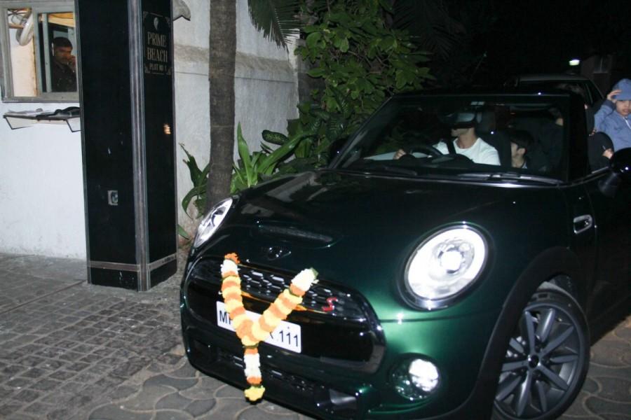 Photos of Bollywood actor Hrithik Roshan with his Kids spotted at Juhu. Hrithik Roshan,Hrithik Roshan with his Kids,Hrithik Roshan with his Kids spotted at Juhu,Hrithik Roshan spotted at Juhu,actor Hrithik Roshan,Hrithik Roshan pics,Hrithik Roshan images,Hrithik Roshan photos,Hrithik Roshan stills,Hrithik Roshan pictures