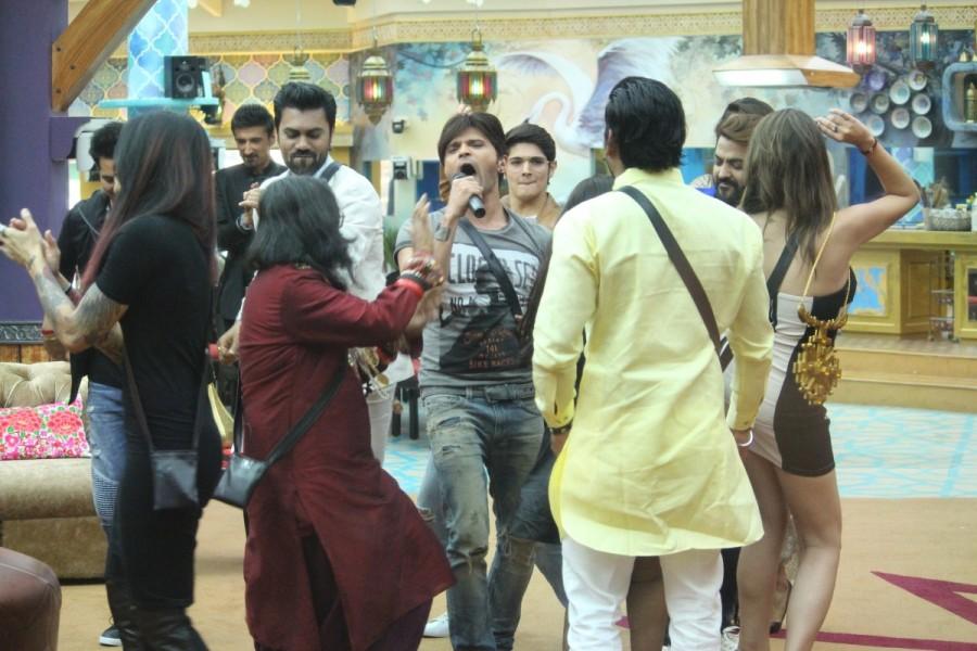 The contestants will not only be seen singing along with him but will also enjoy dancing to his tunes. Giving a live performance of his new song Aap se Mausiiquii to the contestants, he will be seen spending a quality time with them Himesh Reshammiya,Bigg Boss house,BB 10,Himesh Reshammiya lightens the Bigg Boss house,Himesh Reshammiya in Bigg Boss