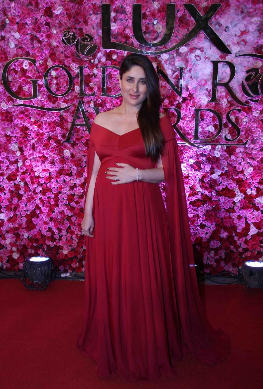 Photos of Bollywood actress Kareena Kapoor Khan at Lux Golden Rose Awards 2016. Kareena Kapoor Khan,Kareena Kapoor,Kareena Kapoor Khan at Lux Golden Rose Awards 2016,Kareena Kapoor Khan at Lux Golden Rose Awards,Kareena Kapoor at Lux Golden Rose Awards,kareena kapoor khan baby,Kareena Kapoor Khan baby bump,Kareena Kapoor baby bump