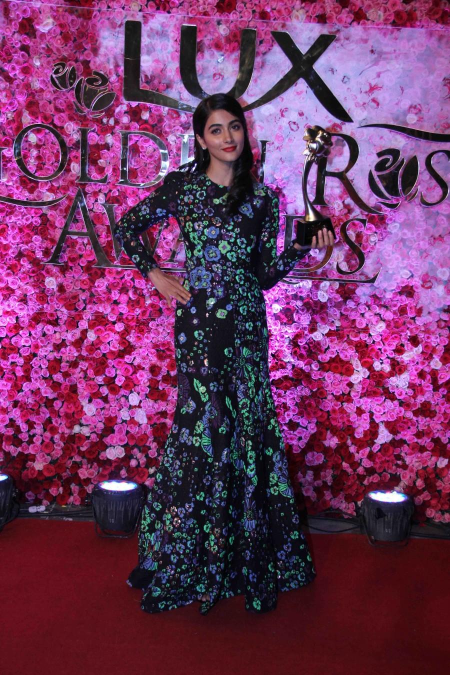Pooja Hegde at Lux Golden Rose Awards 2016. Jackie Shroff,Pooja Hegde,Shahid Kapoor,Jackie Shroff at Lux Golden Rose Awards 2016,Pooja Hegde at Lux Golden Rose Awards 2016,Shahid Kapoor at Lux Golden Rose Awards 2016
